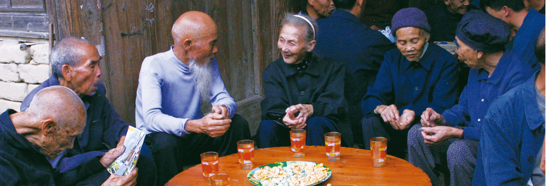 羅漢果茶を囲むお年寄りたち